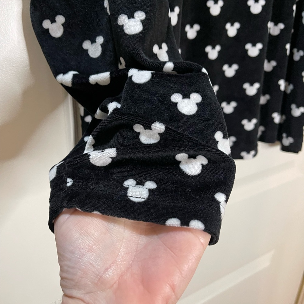 Disney Black and White Mickey Pajama Top Gold Mickey Logo Size XL/16-18 - Picture 2 of 7